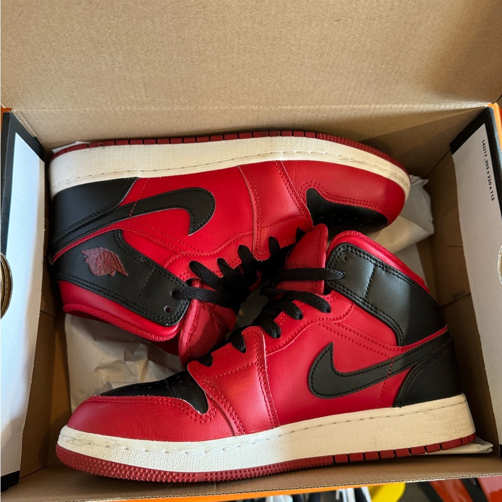 Jordan 1 Mid Sneakers